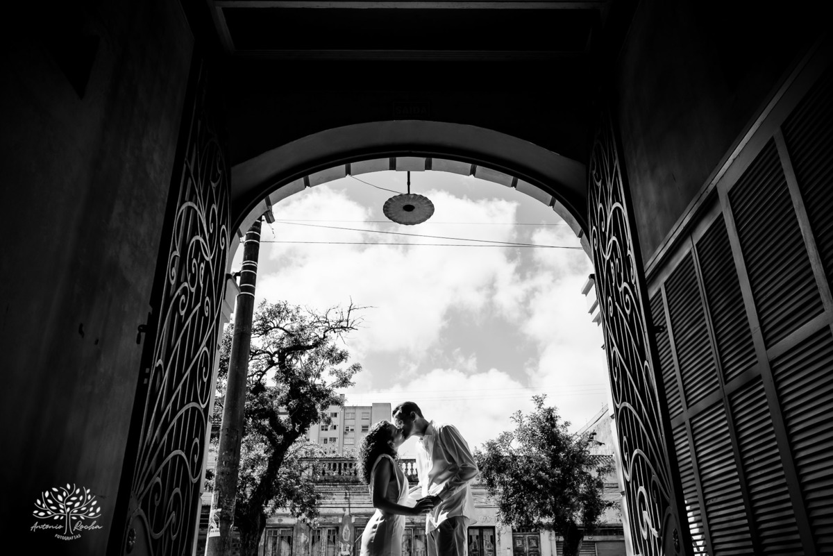 ensaio - casal - Pelotas - Centro Histórico - carros antigos - Landaú - Chevette - amor - cumplicidade - parceria - dedicação - fotografia de casal - conexão - união - grande dia - história de amor - Antonio Rocha Fotografias - Pelotas - casamento - o sim