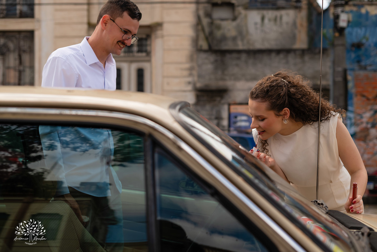 ensaio - casal - Pelotas - Centro Histórico - carros antigos - Landaú - Chevette - amor - cumplicidade - parceria - dedicação - fotografia de casal - conexão - união - grande dia - história de amor - Antonio Rocha Fotografias - Pelotas - casamento - o sim