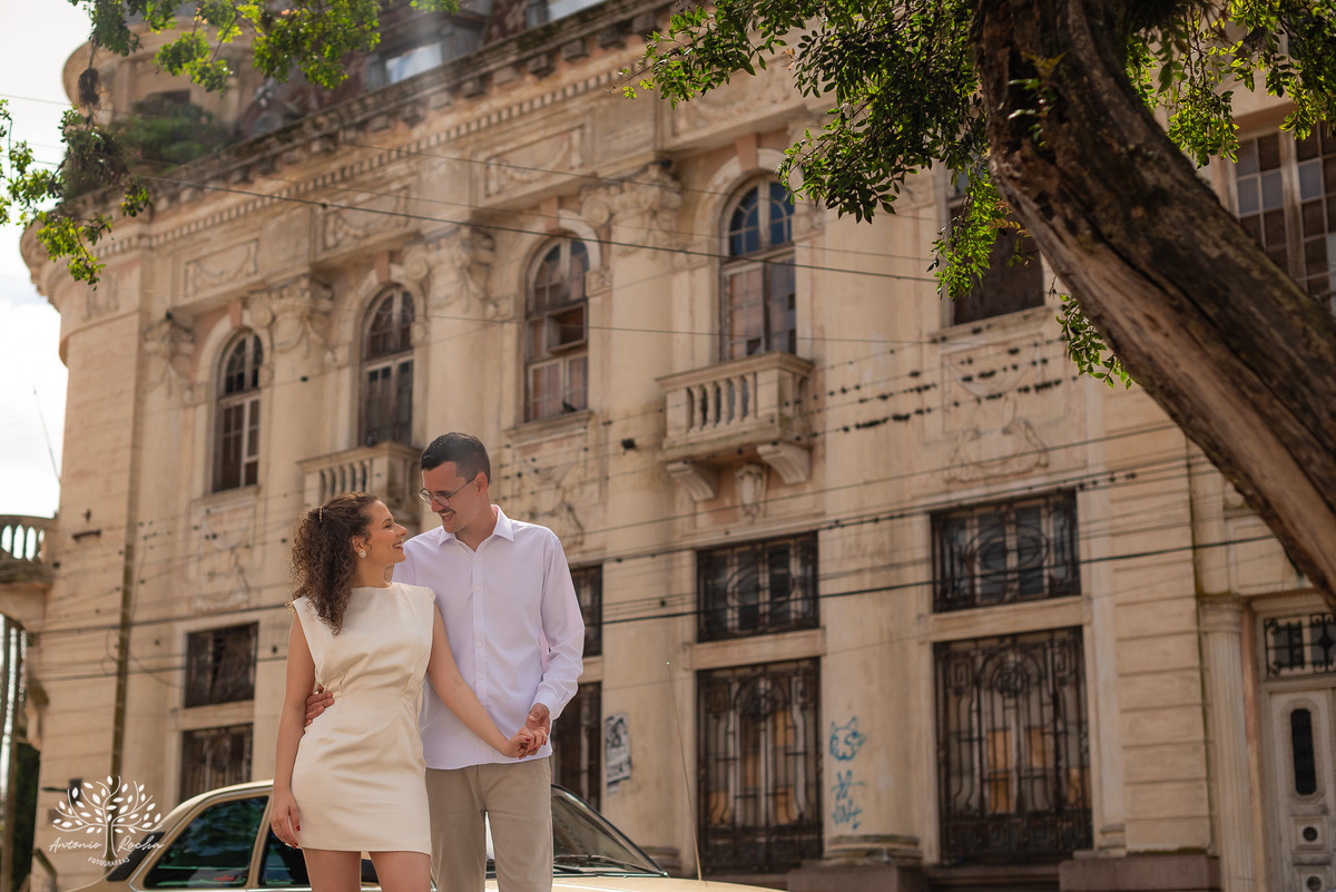 ensaio - casal - Pelotas - Centro Histórico - carros antigos - Landaú - Chevette - amor - cumplicidade - parceria - dedicação - fotografia de casal - conexão - união - grande dia - história de amor - Antonio Rocha Fotografias - Pelotas - casamento - o sim