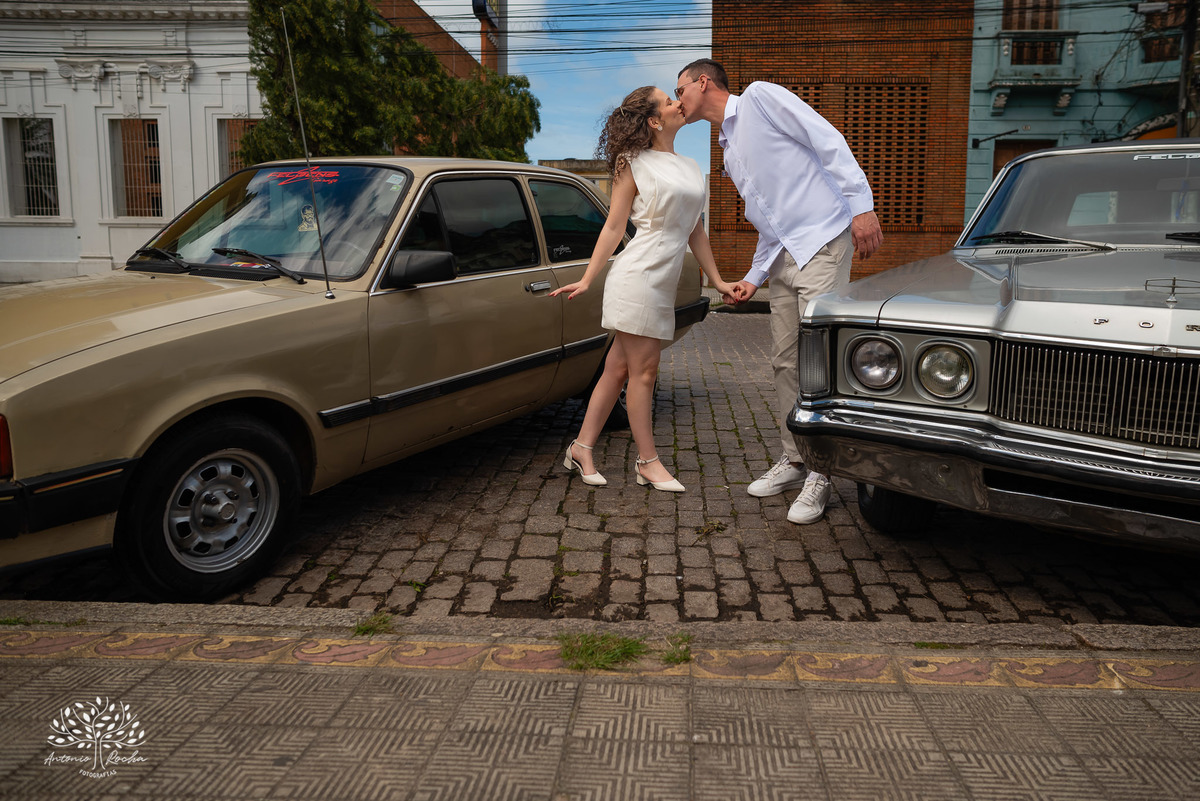 ensaio - casal - Pelotas - Centro Histórico - carros antigos - Landaú - Chevette - amor - cumplicidade - parceria - dedicação - fotografia de casal - conexão - união - grande dia - história de amor - Antonio Rocha Fotografias - Pelotas - casamento - o sim