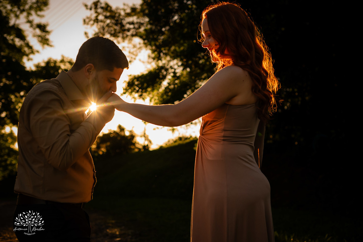 Pré-wedding - Márcia e Leonardo - ensaio fotográfico - Santuário de Guadalupe - entardecer - amor - conexão - cumplicidade - fotografia de casamento - momentos especiais - luz dourada - romance - emoção - casamento - Antonio Rocha Fotografias - Pelotas