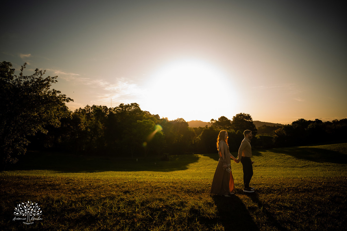Pré-wedding - Márcia e Leonardo - ensaio fotográfico - Santuário de Guadalupe - entardecer - amor - conexão - cumplicidade - fotografia de casamento - momentos especiais - luz dourada - romance - emoção - casamento - Antonio Rocha Fotografias - Pelotas