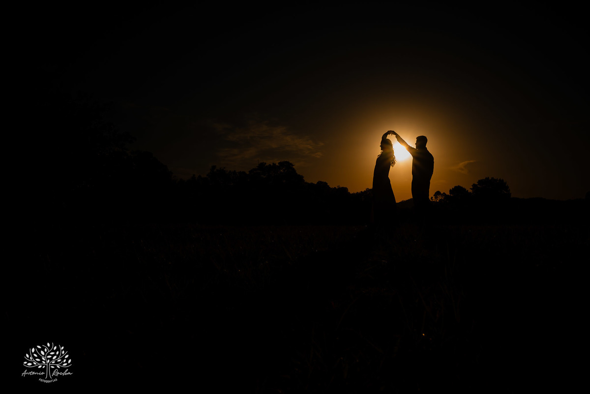Pré-wedding - Márcia e Leonardo - ensaio fotográfico - Santuário de Guadalupe - entardecer - amor - conexão - cumplicidade - fotografia de casamento - momentos especiais - luz dourada - romance - emoção - casamento - Antonio Rocha Fotografias - Pelotas