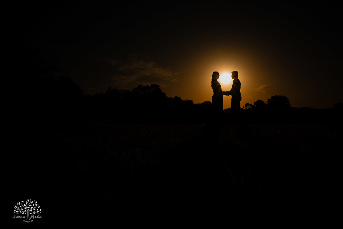 Pré-wedding - Márcia e Leonardo - ensaio fotográfico - Santuário de Guadalupe - entardecer - amor - conexão - cumplicidade - fotografia de casamento - momentos especiais - luz dourada - romance - emoção - casamento - Antonio Rocha Fotografias - Pelotas