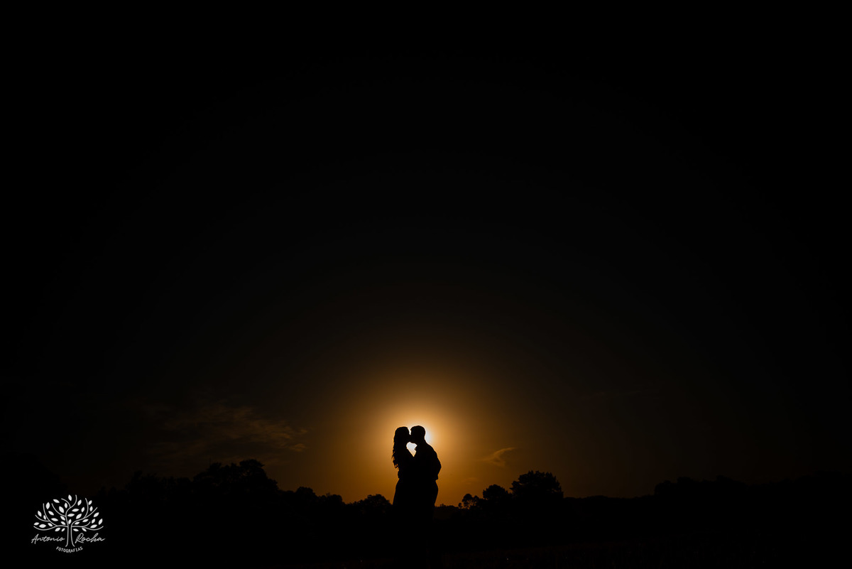 Pré-wedding - Márcia e Leonardo - ensaio fotográfico - Santuário de Guadalupe - entardecer - amor - conexão - cumplicidade - fotografia de casamento - momentos especiais - luz dourada - romance - emoção - casamento - Antonio Rocha Fotografias - Pelotas
