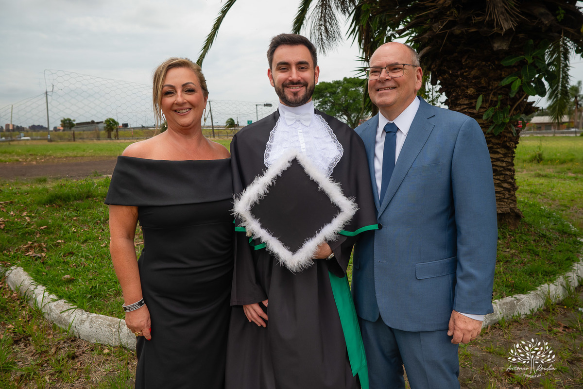 João Vitor - formatura - Medicina - UCPel - colação de grau - recepção - celebração - família - amigos - professores - conquista - emoção - registro - fotografia - discurso - crm - doutor - fotos formatura - trajetória - toga - médico - missa - fenadoce