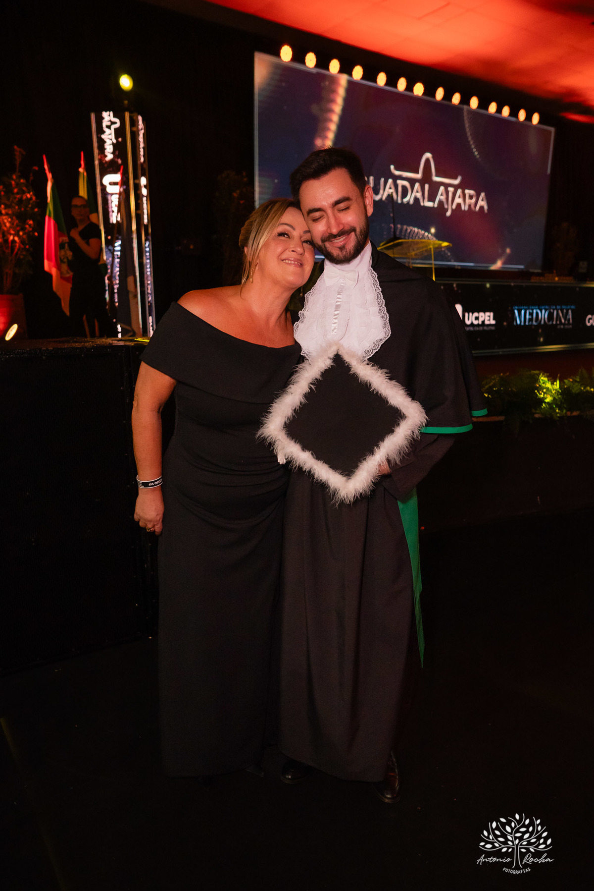 João Vitor - formatura - Medicina - UCPel - colação de grau - recepção - celebração - família - amigos - professores - conquista - emoção - registro - fotografia - discurso - crm - doutor - fotos formatura - trajetória - toga - médico - missa - fenadoce