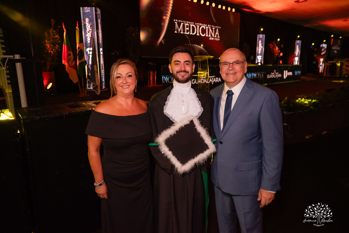 João Vitor - formatura - Medicina - UCPel - colação de grau - recepção - celebração - família - amigos - professores - conquista - emoção - registro - fotografia - discurso - crm - doutor - fotos formatura - trajetória - toga - médico - missa - fenadoce