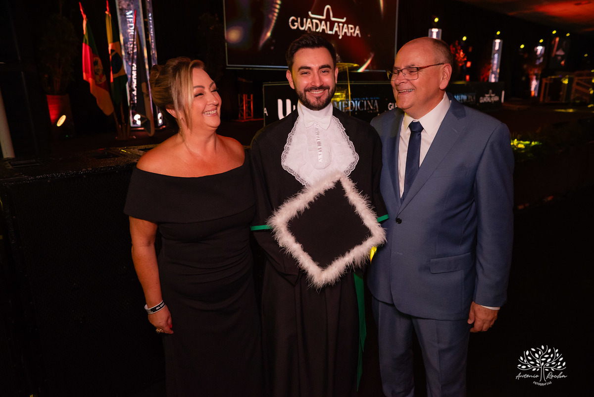 João Vitor - formatura - Medicina - UCPel - colação de grau - recepção - celebração - família - amigos - professores - conquista - emoção - registro - fotografia - discurso - crm - doutor - fotos formatura - trajetória - toga - médico - missa - fenadoce