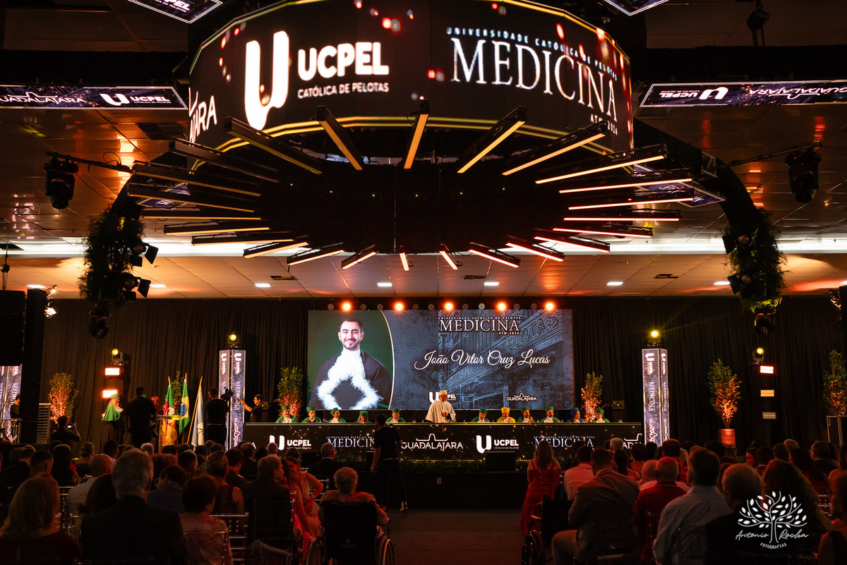 João Vitor - formatura - Medicina - UCPel - colação de grau - recepção - celebração - família - amigos - professores - conquista - emoção - registro - fotografia - discurso - crm - doutor - fotos formatura - trajetória - toga - médico - missa - fenadoce