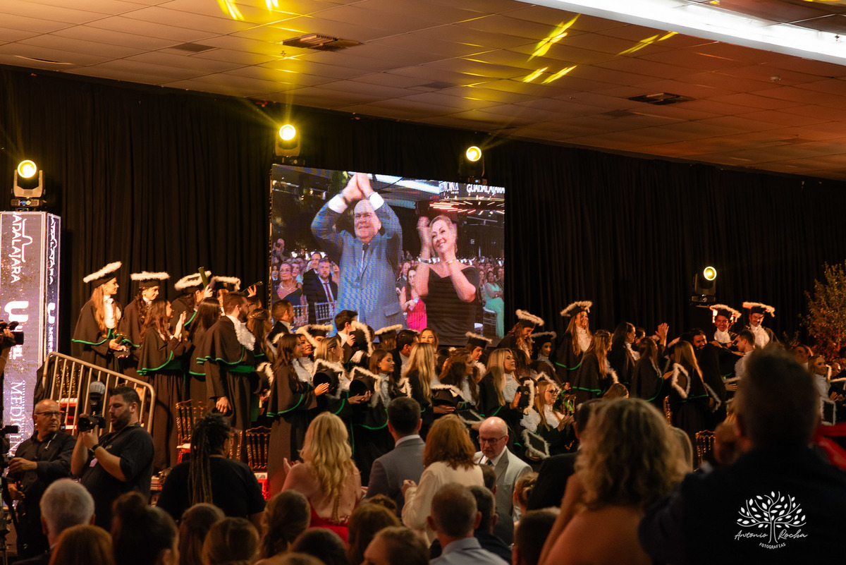 João Vitor - formatura - Medicina - UCPel - colação de grau - recepção - celebração - família - amigos - professores - conquista - emoção - registro - fotografia - discurso - crm - doutor - fotos formatura - trajetória - toga - médico - missa - fenadoce