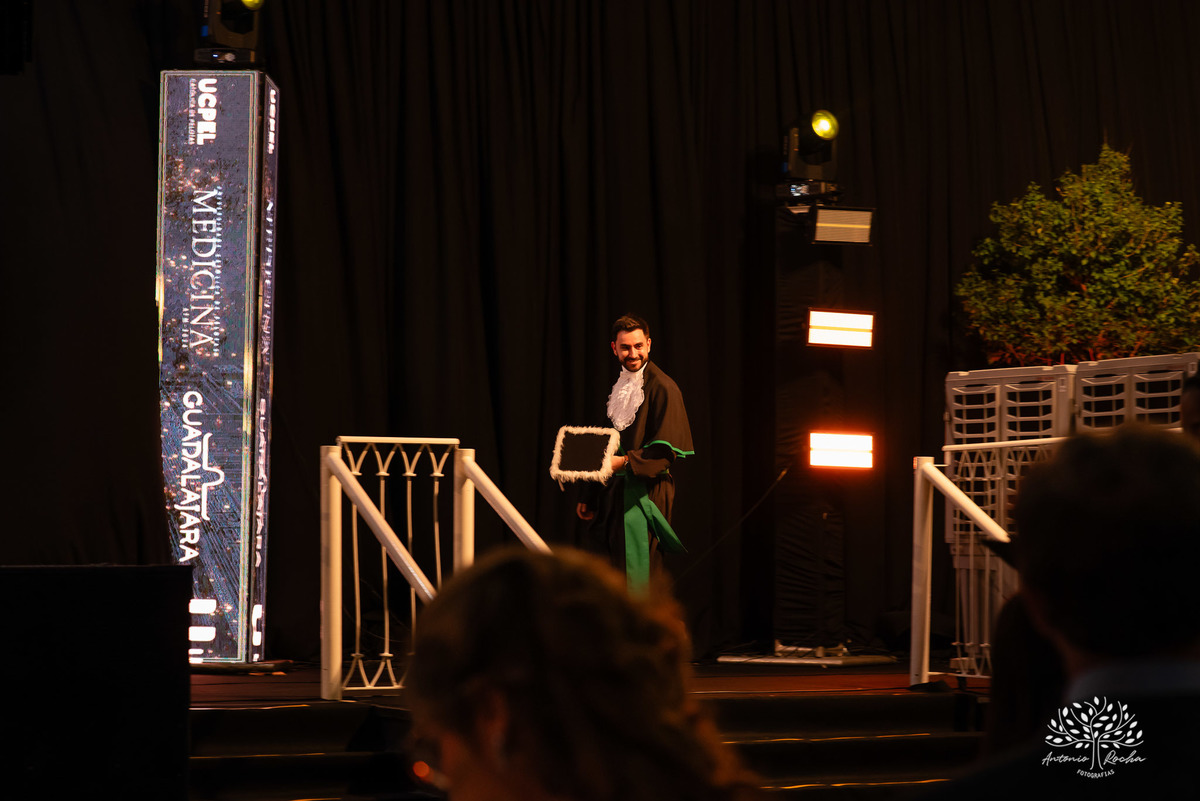 João Vitor - formatura - Medicina - UCPel - colação de grau - recepção - celebração - família - amigos - professores - conquista - emoção - registro - fotografia - discurso - crm - doutor - fotos formatura - trajetória - toga - médico - missa - fenadoce