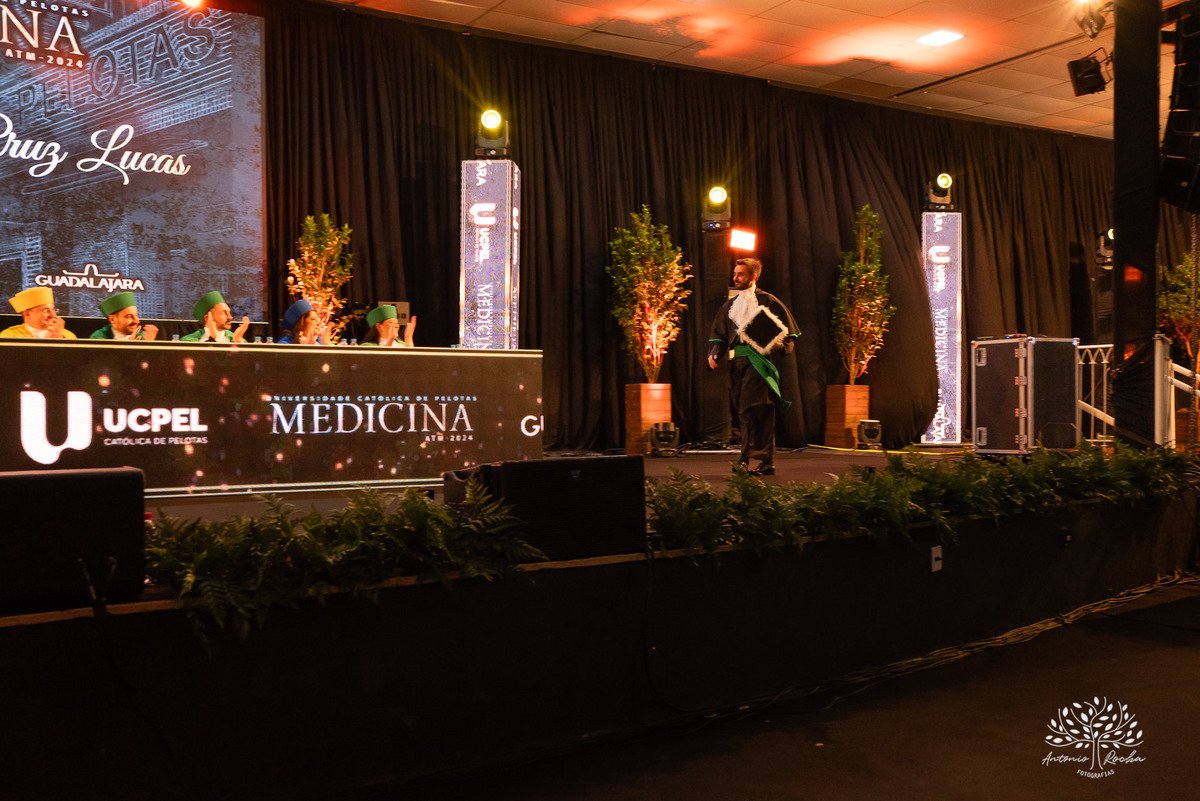 João Vitor - formatura - Medicina - UCPel - colação de grau - recepção - celebração - família - amigos - professores - conquista - emoção - registro - fotografia - discurso - crm - doutor - fotos formatura - trajetória - toga - médico - missa - fenadoce