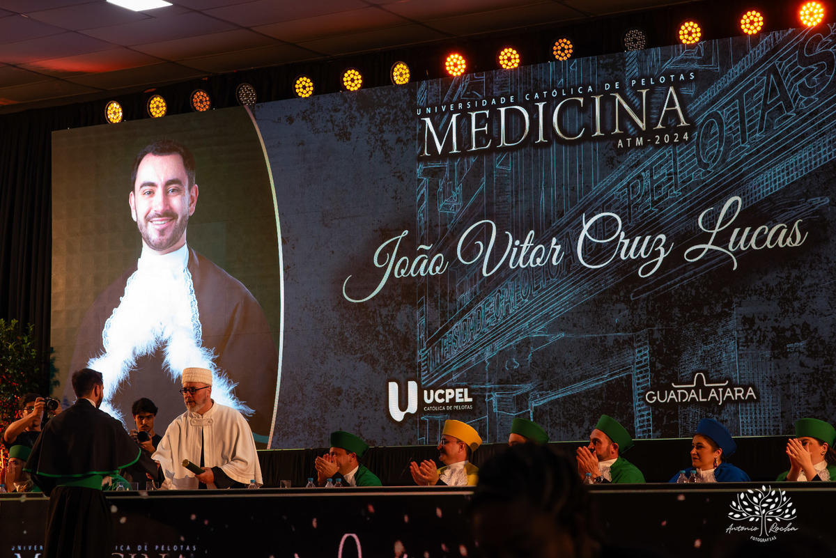 João Vitor - formatura - Medicina - UCPel - colação de grau - recepção - celebração - família - amigos - professores - conquista - emoção - registro - fotografia - discurso - crm - doutor - fotos formatura - trajetória - toga - médico - missa - fenadoce