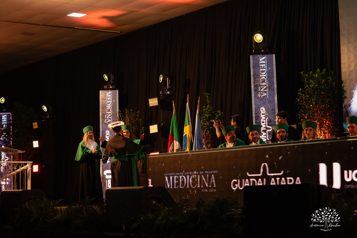 João Vitor - formatura - Medicina - UCPel - colação de grau - recepção - celebração - família - amigos - professores - conquista - emoção - registro - fotografia - discurso - crm - doutor - fotos formatura - trajetória - toga - médico - missa - fenadoce