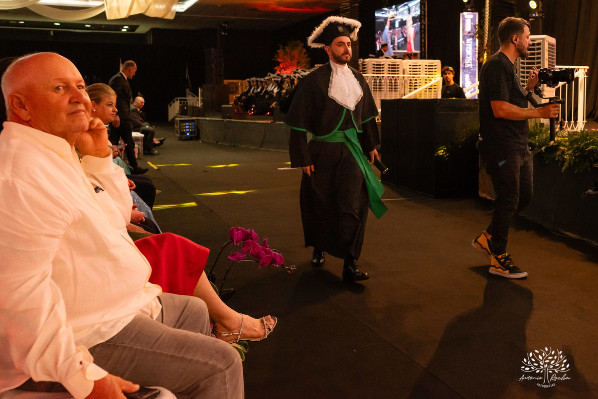 João Vitor - formatura - Medicina - UCPel - colação de grau - recepção - celebração - família - amigos - professores - conquista - emoção - registro - fotografia - discurso - crm - doutor - fotos formatura - trajetória - toga - médico - missa - fenadoce