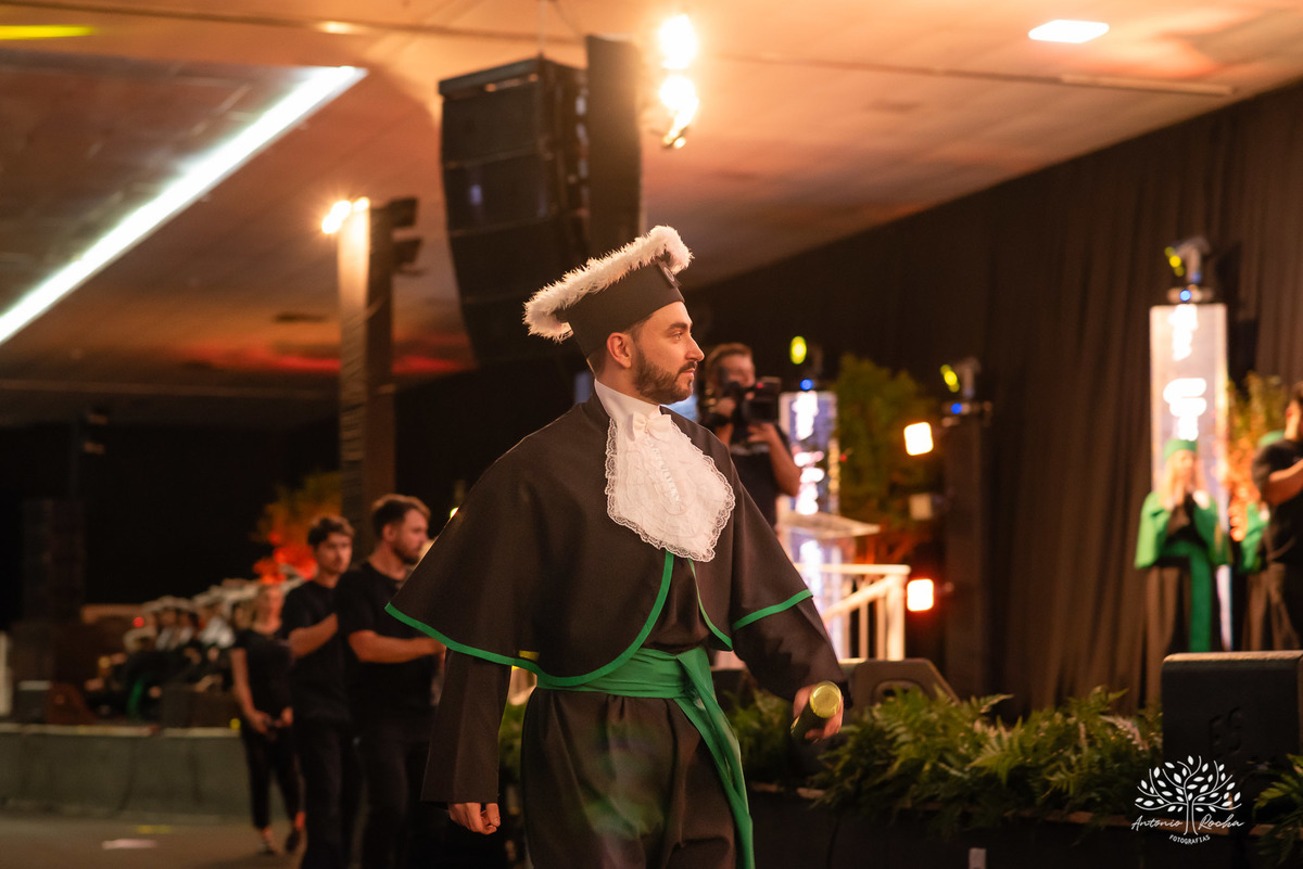 João Vitor - formatura - Medicina - UCPel - colação de grau - recepção - celebração - família - amigos - professores - conquista - emoção - registro - fotografia - discurso - crm - doutor - fotos formatura - trajetória - toga - médico - missa - fenadoce