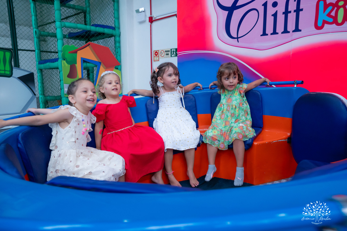 fotografia infantil - festa de criança - fotografia espontânea - lembranças da infância - fotografia de aniversário - fotógrafos de família - ensaio infantil - crianças brincando - fotos autênticas – Pelotas – Antonio Rocha Fotografias – Cliff Kids