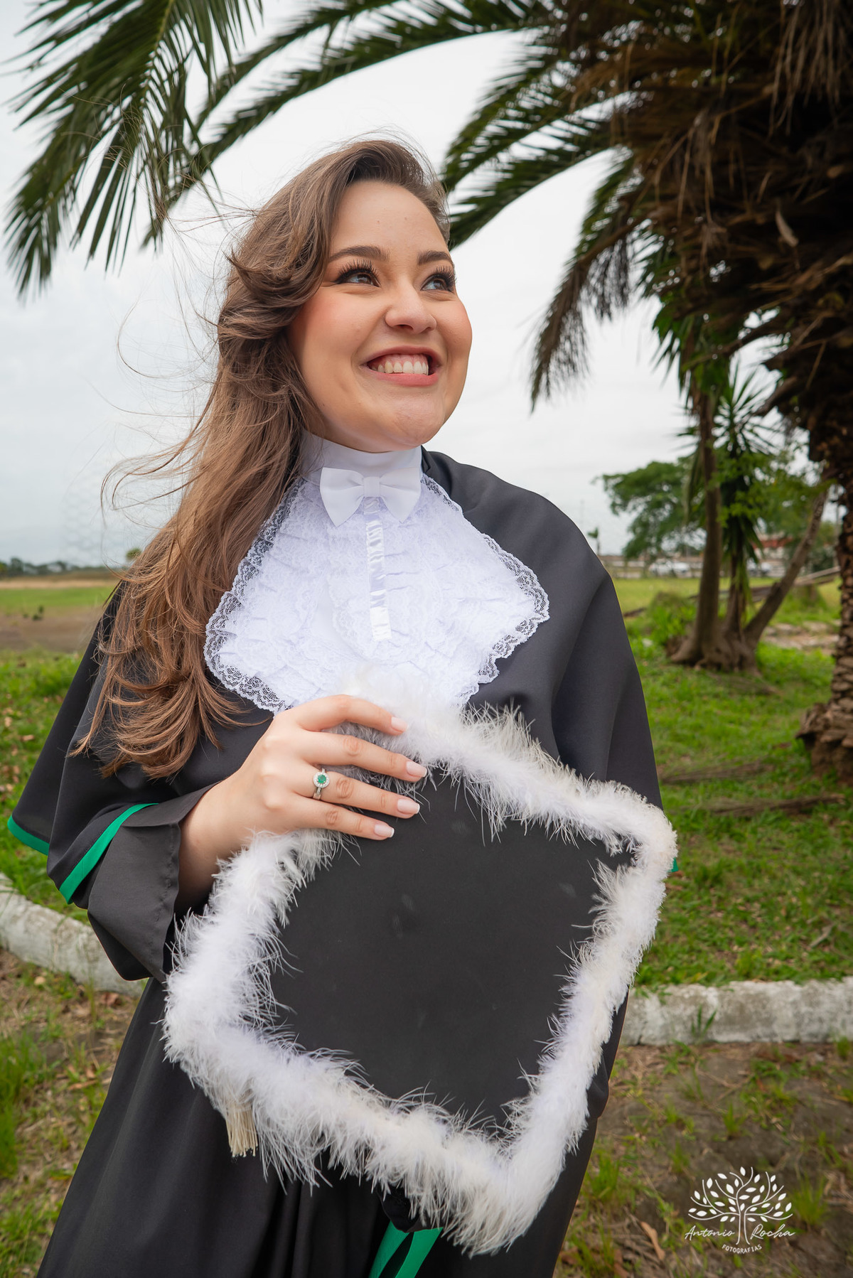 Formatura - Medicina - Maria Vitória - Ensaio de Meio Médico - Prova de Toga - Colação de Grau - Recepção de Formatura - Conquista - Emoção - Fotografia de Formatura - Memórias - Família - Celebração - Gratidão - Antonio Rocha Fotografias - Pelotas - Mavi