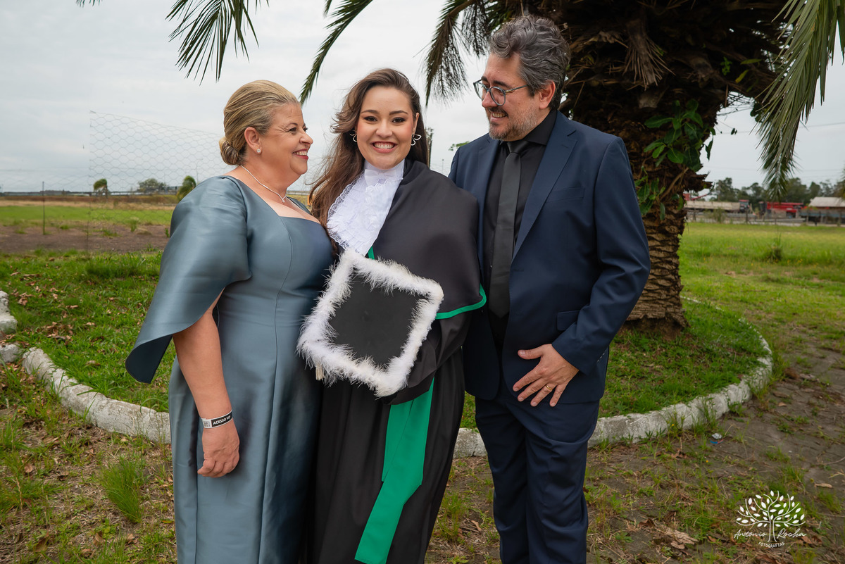 Formatura - Medicina - Maria Vitória - Ensaio de Meio Médico - Prova de Toga - Colação de Grau - Recepção de Formatura - Conquista - Emoção - Fotografia de Formatura - Memórias - Família - Celebração - Gratidão - Antonio Rocha Fotografias - Pelotas - Mavi