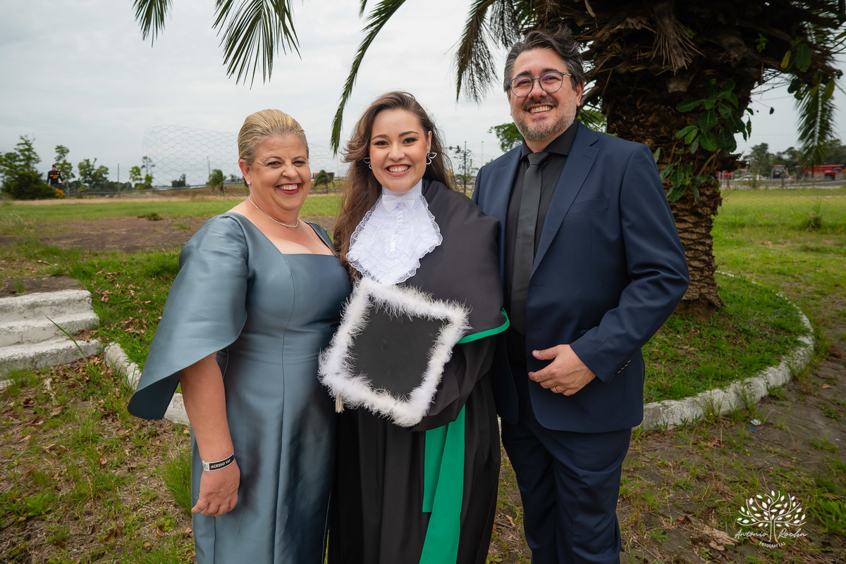 Formatura - Medicina - Maria Vitória - Ensaio de Meio Médico - Prova de Toga - Colação de Grau - Recepção de Formatura - Conquista - Emoção - Fotografia de Formatura - Memórias - Família - Celebração - Gratidão - Antonio Rocha Fotografias - Pelotas - Mavi