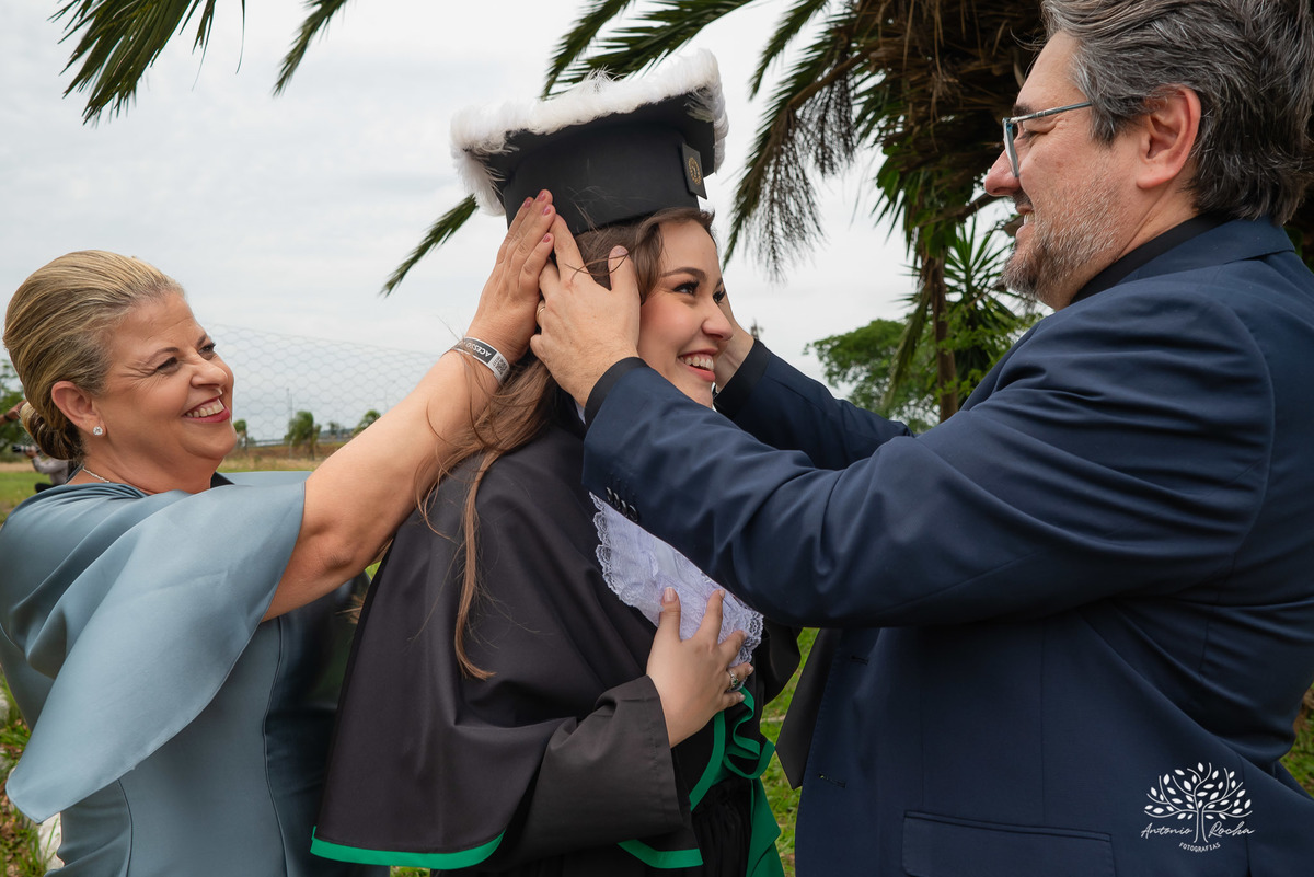 Formatura - Medicina - Maria Vitória - Ensaio de Meio Médico - Prova de Toga - Colação de Grau - Recepção de Formatura - Conquista - Emoção - Fotografia de Formatura - Memórias - Família - Celebração - Gratidão - Antonio Rocha Fotografias - Pelotas - Mavi
