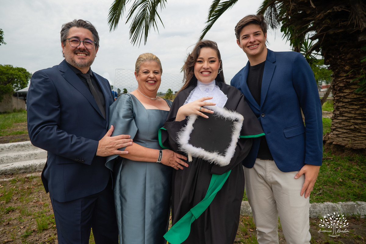 Formatura - Medicina - Maria Vitória - Ensaio de Meio Médico - Prova de Toga - Colação de Grau - Recepção de Formatura - Conquista - Emoção - Fotografia de Formatura - Memórias - Família - Celebração - Gratidão - Antonio Rocha Fotografias - Pelotas - Mavi