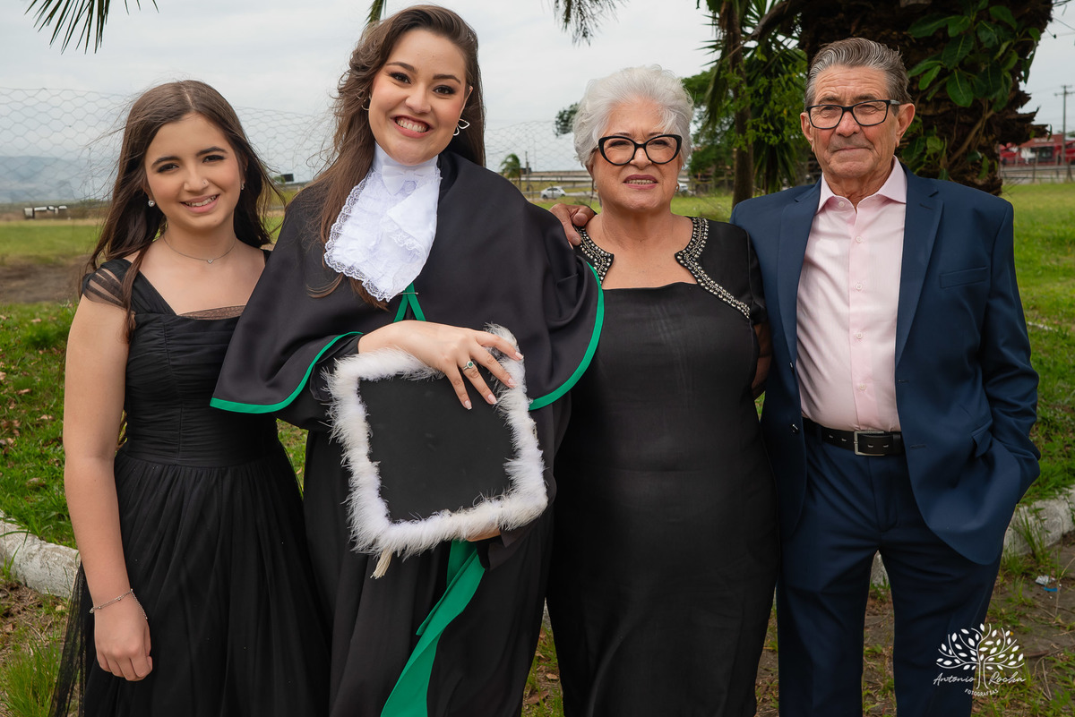 Formatura - Medicina - Maria Vitória - Ensaio de Meio Médico - Prova de Toga - Colação de Grau - Recepção de Formatura - Conquista - Emoção - Fotografia de Formatura - Memórias - Família - Celebração - Gratidão - Antonio Rocha Fotografias - Pelotas - Mavi