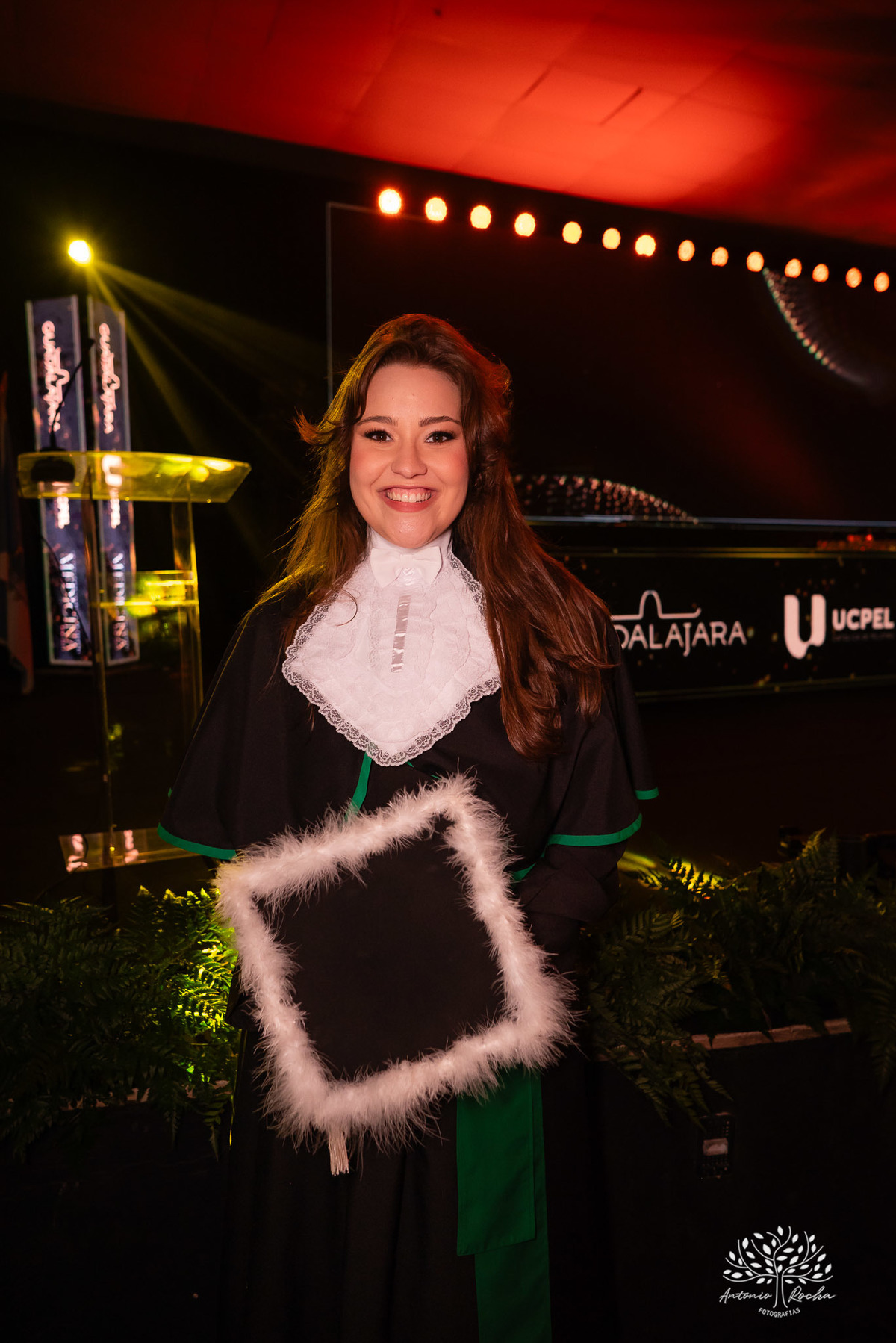 Formatura - Medicina - Maria Vitória - Ensaio de Meio Médico - Prova de Toga - Colação de Grau - Recepção de Formatura - Conquista - Emoção - Fotografia de Formatura - Memórias - Família - Celebração - Gratidão - Antonio Rocha Fotografias - Pelotas - Mavi