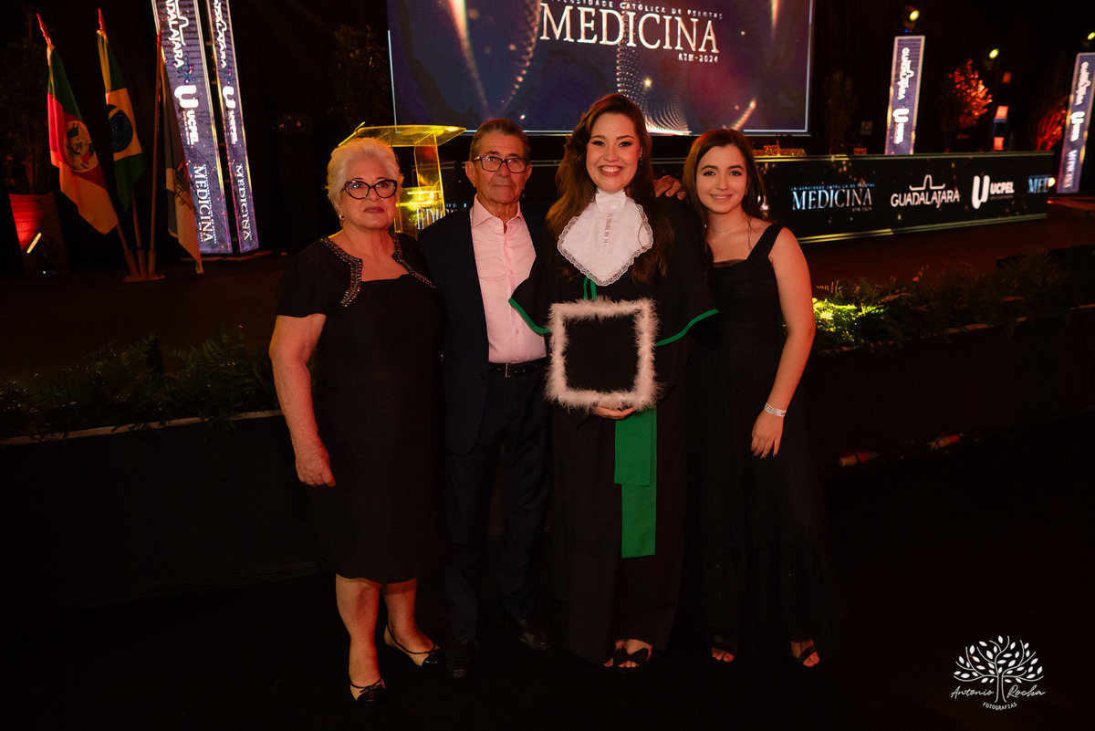 Formatura - Medicina - Maria Vitória - Ensaio de Meio Médico - Prova de Toga - Colação de Grau - Recepção de Formatura - Conquista - Emoção - Fotografia de Formatura - Memórias - Família - Celebração - Gratidão - Antonio Rocha Fotografias - Pelotas - Mavi