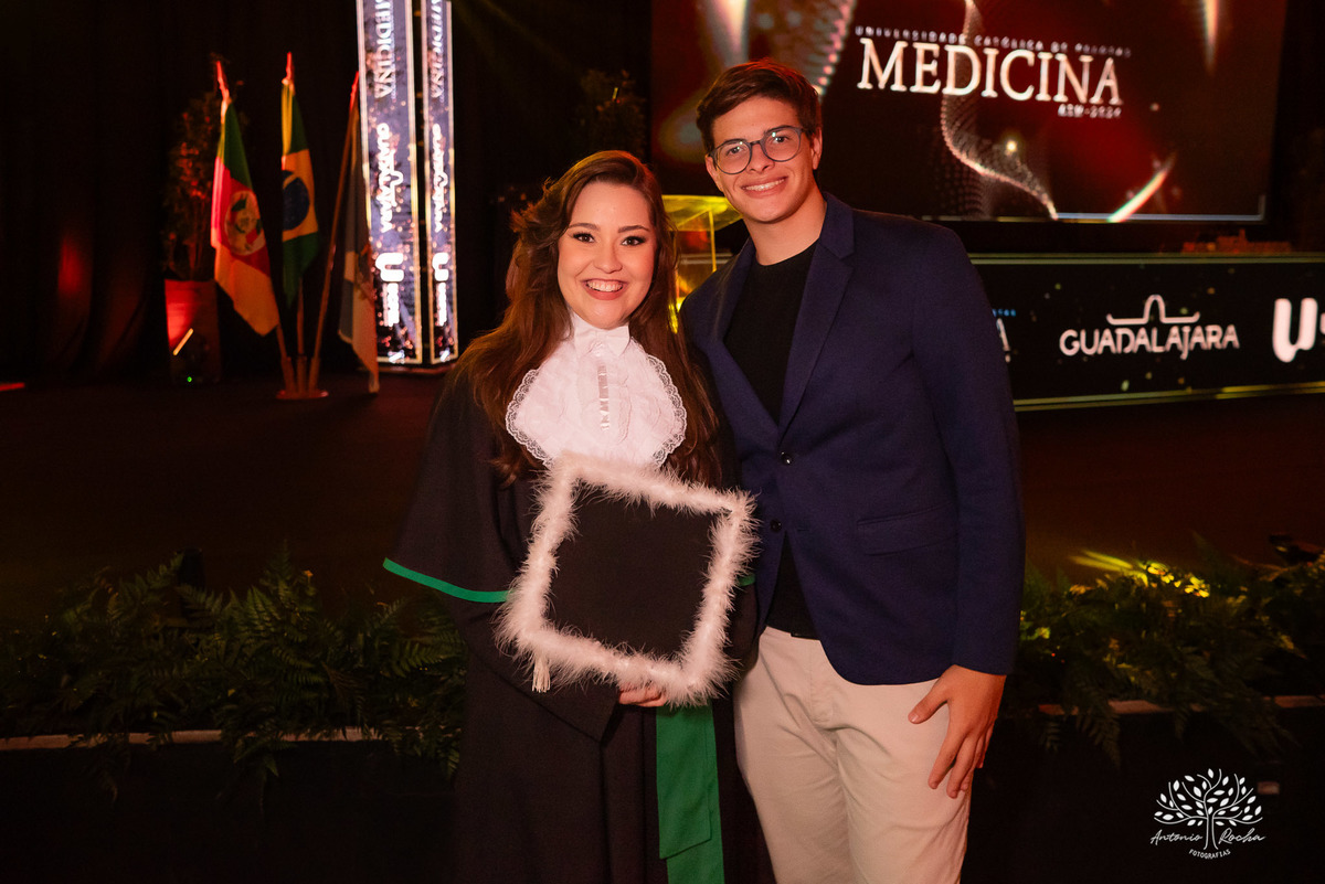 Formatura - Medicina - Maria Vitória - Ensaio de Meio Médico - Prova de Toga - Colação de Grau - Recepção de Formatura - Conquista - Emoção - Fotografia de Formatura - Memórias - Família - Celebração - Gratidão - Antonio Rocha Fotografias - Pelotas - Mavi