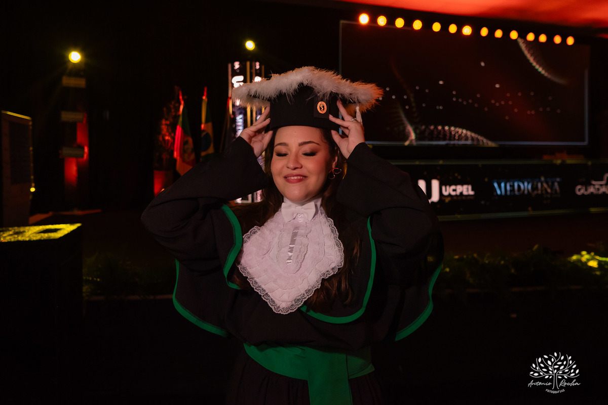 Formatura - Medicina - Maria Vitória - Ensaio de Meio Médico - Prova de Toga - Colação de Grau - Recepção de Formatura - Conquista - Emoção - Fotografia de Formatura - Memórias - Família - Celebração - Gratidão - Antonio Rocha Fotografias - Pelotas - Mavi