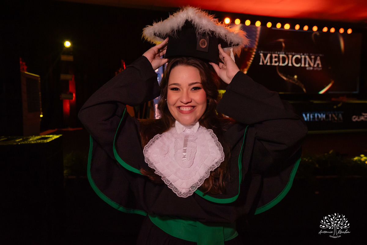 Formatura - Medicina - Maria Vitória - Ensaio de Meio Médico - Prova de Toga - Colação de Grau - Recepção de Formatura - Conquista - Emoção - Fotografia de Formatura - Memórias - Família - Celebração - Gratidão - Antonio Rocha Fotografias - Pelotas - Mavi