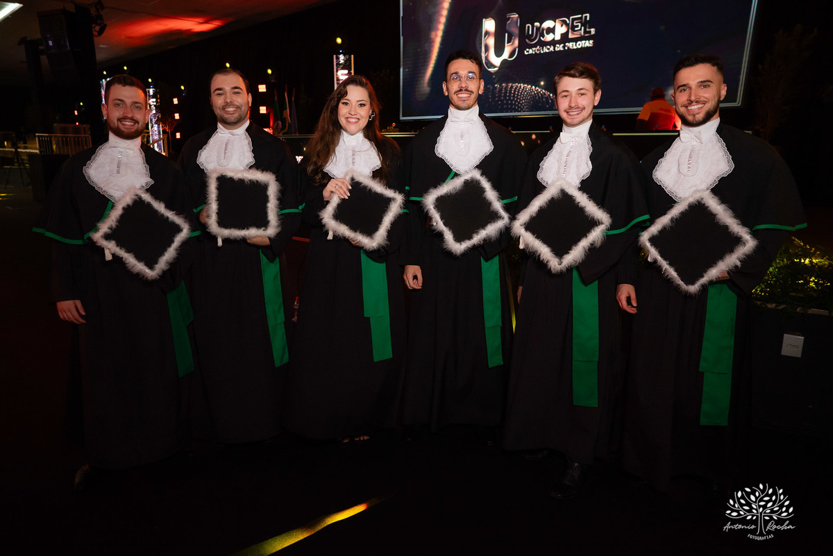 Formatura - Medicina - Maria Vitória - Ensaio de Meio Médico - Prova de Toga - Colação de Grau - Recepção de Formatura - Conquista - Emoção - Fotografia de Formatura - Memórias - Família - Celebração - Gratidão - Antonio Rocha Fotografias - Pelotas - Mavi