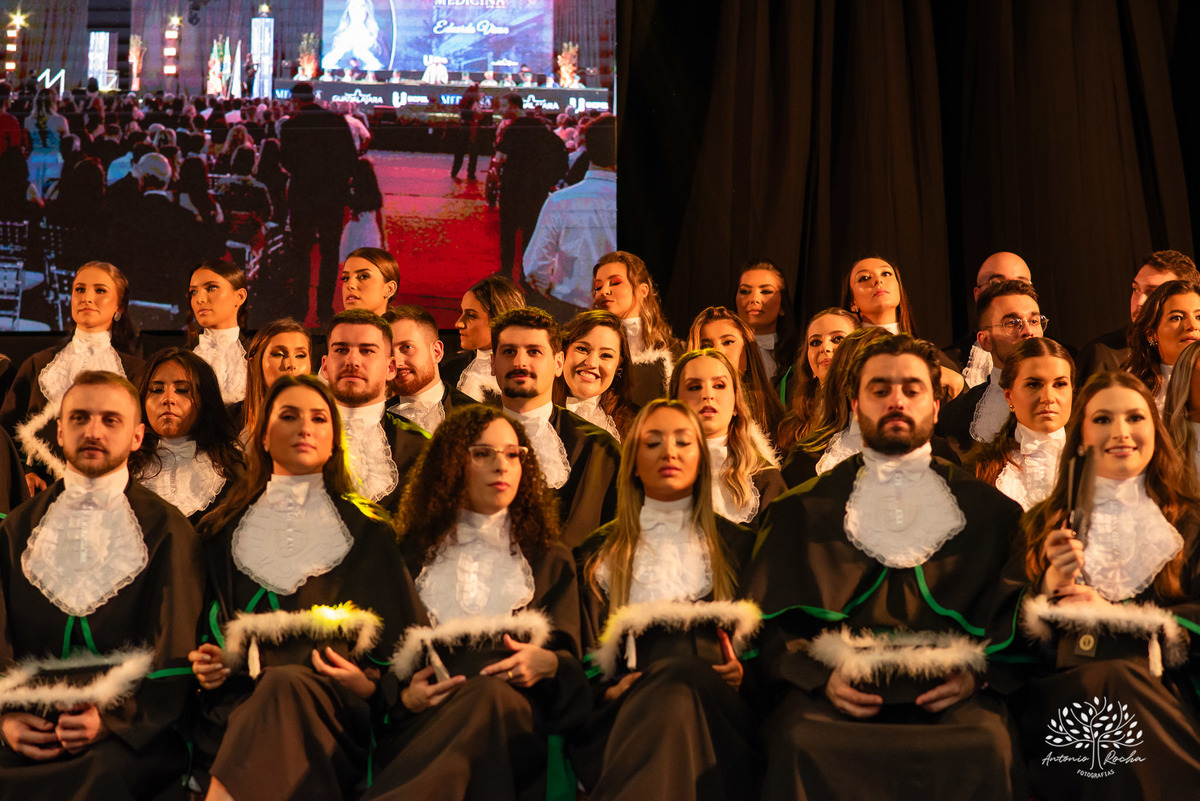 Formatura - Medicina - Maria Vitória - Ensaio de Meio Médico - Prova de Toga - Colação de Grau - Recepção de Formatura - Conquista - Emoção - Fotografia de Formatura - Memórias - Família - Celebração - Gratidão - Antonio Rocha Fotografias - Pelotas - Mavi