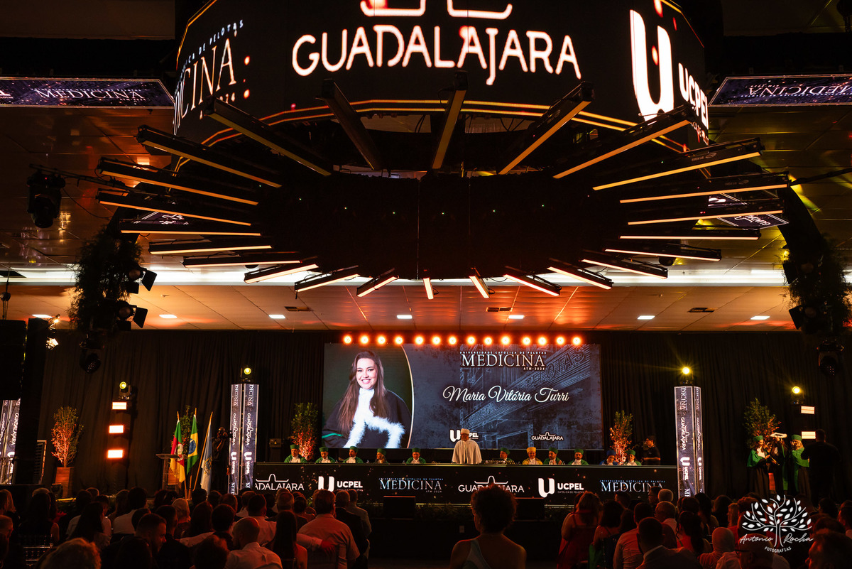 Formatura - Medicina - Maria Vitória - Ensaio de Meio Médico - Prova de Toga - Colação de Grau - Recepção de Formatura - Conquista - Emoção - Fotografia de Formatura - Memórias - Família - Celebração - Gratidão - Antonio Rocha Fotografias - Pelotas - Mavi