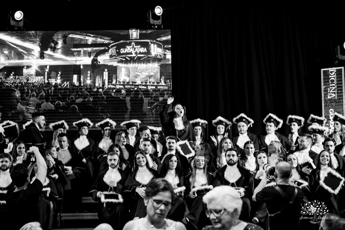 Formatura - Medicina - Maria Vitória - Ensaio de Meio Médico - Prova de Toga - Colação de Grau - Recepção de Formatura - Conquista - Emoção - Fotografia de Formatura - Memórias - Família - Celebração - Gratidão - Antonio Rocha Fotografias - Pelotas - Mavi