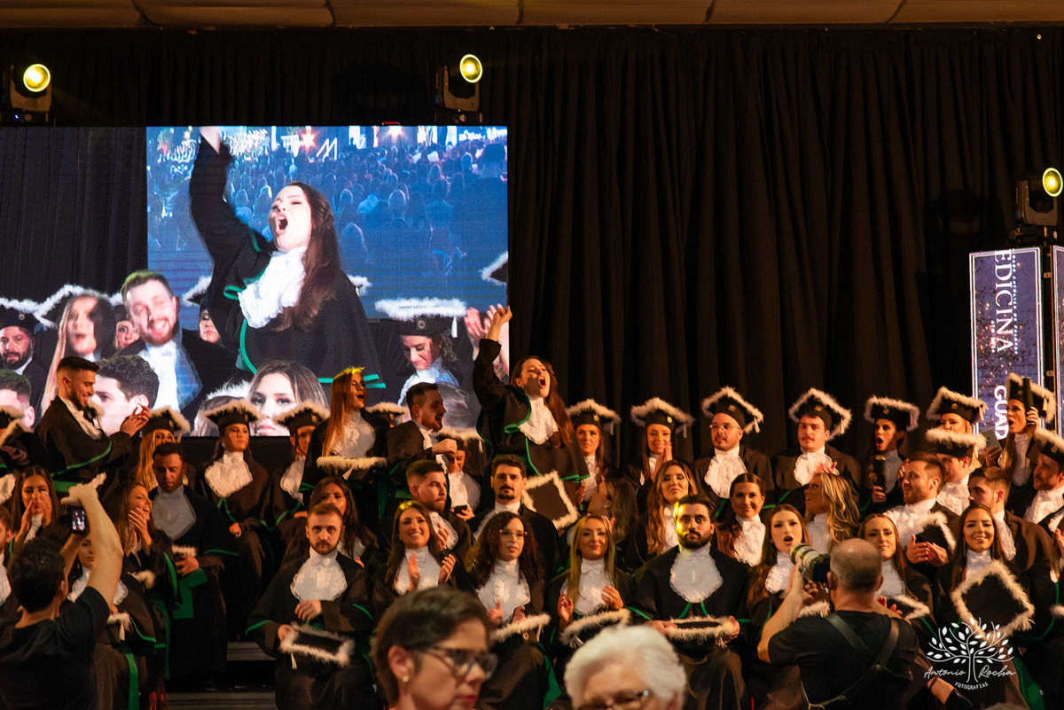 Formatura - Medicina - Maria Vitória - Ensaio de Meio Médico - Prova de Toga - Colação de Grau - Recepção de Formatura - Conquista - Emoção - Fotografia de Formatura - Memórias - Família - Celebração - Gratidão - Antonio Rocha Fotografias - Pelotas - Mavi