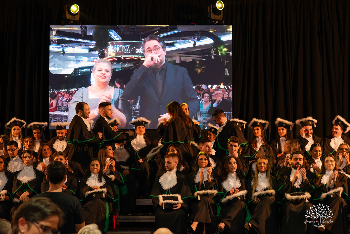 Formatura - Medicina - Maria Vitória - Ensaio de Meio Médico - Prova de Toga - Colação de Grau - Recepção de Formatura - Conquista - Emoção - Fotografia de Formatura - Memórias - Família - Celebração - Gratidão - Antonio Rocha Fotografias - Pelotas - Mavi