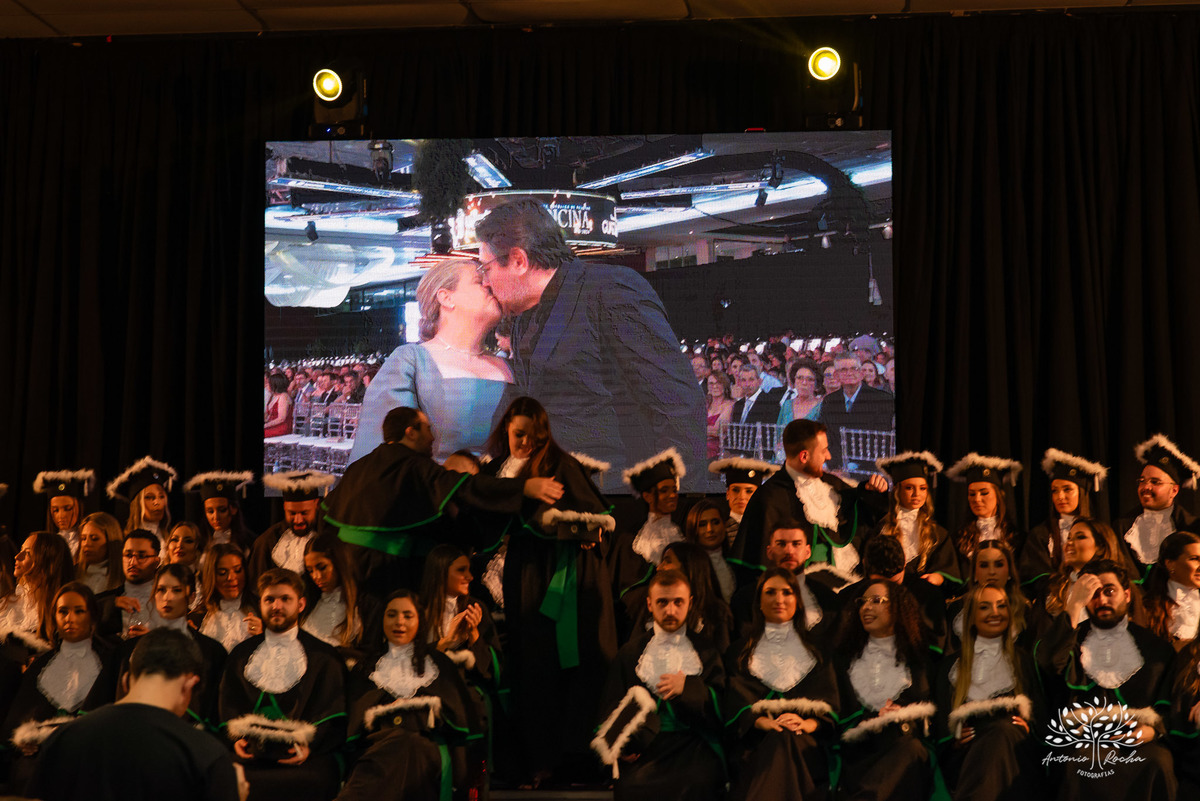 Formatura - Medicina - Maria Vitória - Ensaio de Meio Médico - Prova de Toga - Colação de Grau - Recepção de Formatura - Conquista - Emoção - Fotografia de Formatura - Memórias - Família - Celebração - Gratidão - Antonio Rocha Fotografias - Pelotas - Mavi