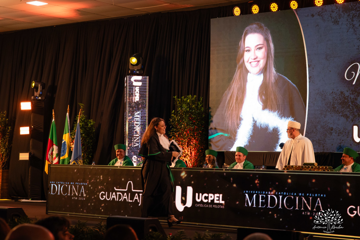 Formatura - Medicina - Maria Vitória - Ensaio de Meio Médico - Prova de Toga - Colação de Grau - Recepção de Formatura - Conquista - Emoção - Fotografia de Formatura - Memórias - Família - Celebração - Gratidão - Antonio Rocha Fotografias - Pelotas - Mavi