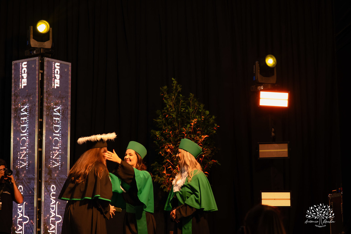 Formatura - Medicina - Maria Vitória - Ensaio de Meio Médico - Prova de Toga - Colação de Grau - Recepção de Formatura - Conquista - Emoção - Fotografia de Formatura - Memórias - Família - Celebração - Gratidão - Antonio Rocha Fotografias - Pelotas - Mavi