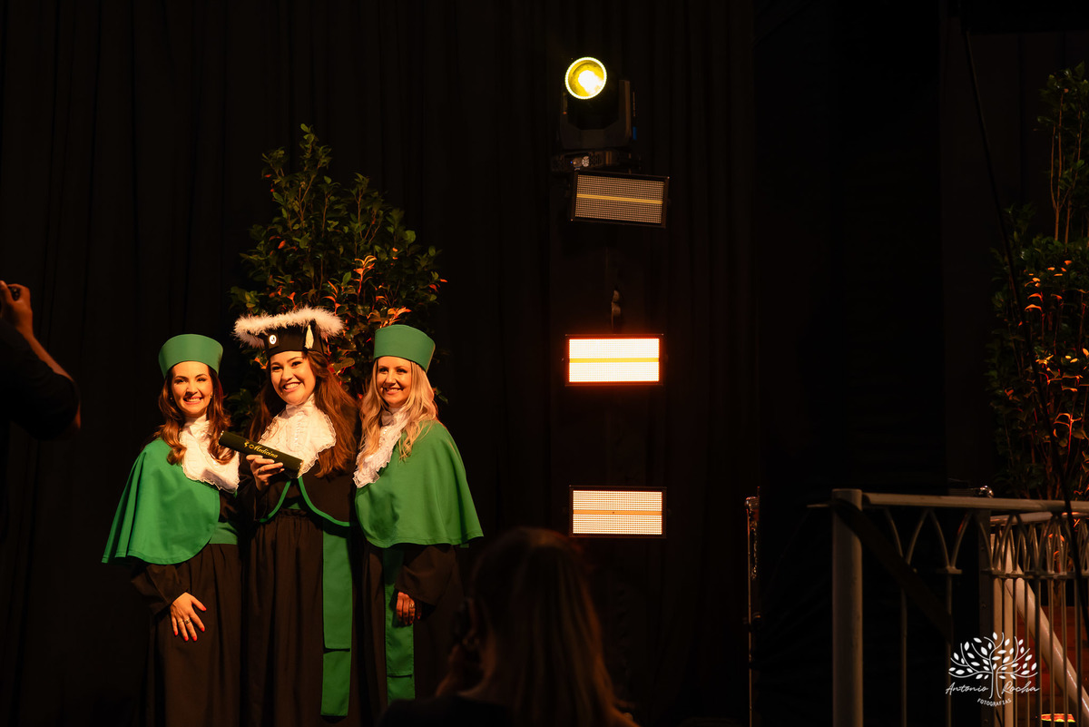 Formatura - Medicina - Maria Vitória - Ensaio de Meio Médico - Prova de Toga - Colação de Grau - Recepção de Formatura - Conquista - Emoção - Fotografia de Formatura - Memórias - Família - Celebração - Gratidão - Antonio Rocha Fotografias - Pelotas - Mavi