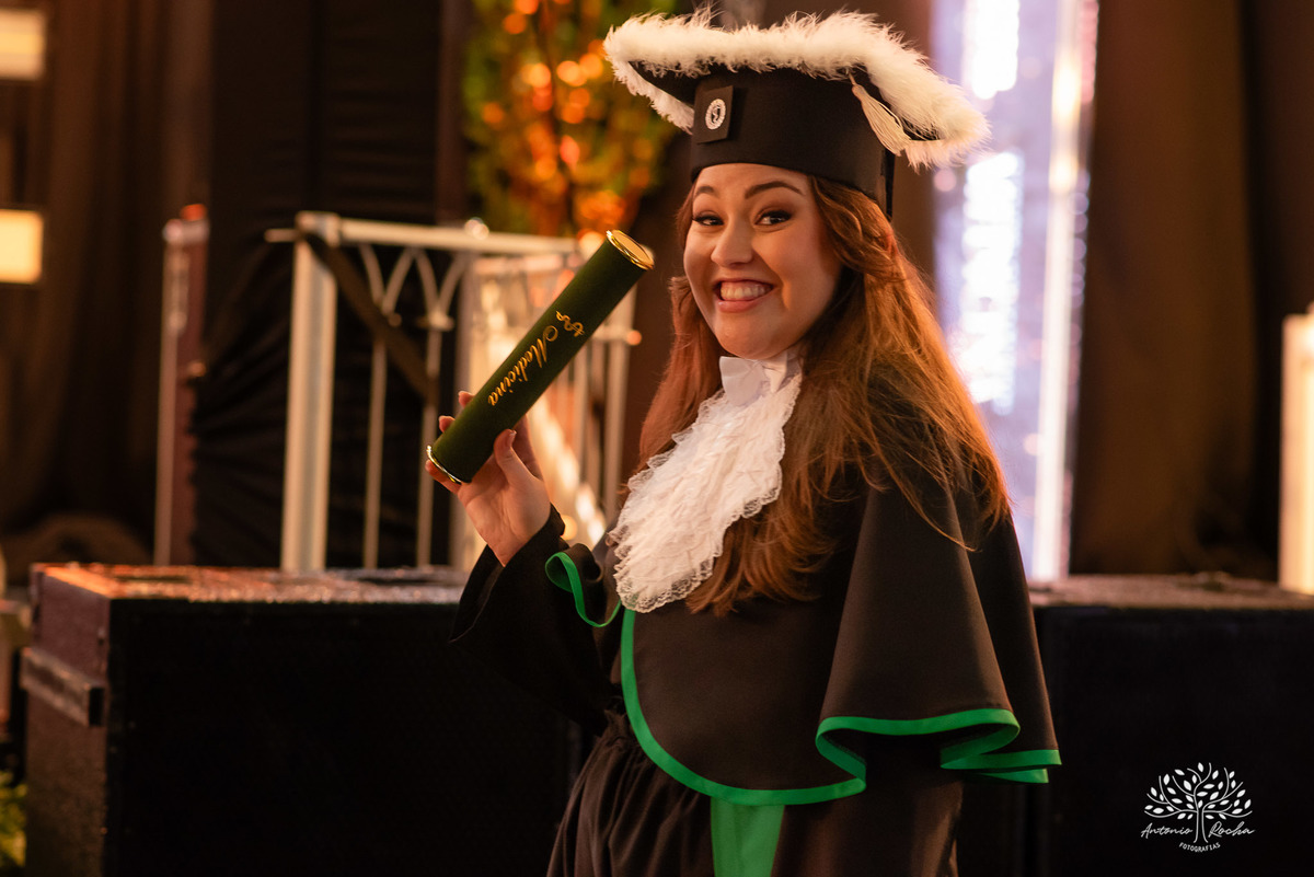 Formatura - Medicina - Maria Vitória - Ensaio de Meio Médico - Prova de Toga - Colação de Grau - Recepção de Formatura - Conquista - Emoção - Fotografia de Formatura - Memórias - Família - Celebração - Gratidão - Antonio Rocha Fotografias - Pelotas - Mavi