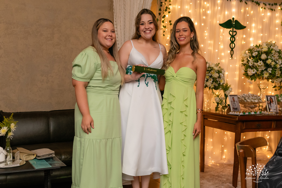 Formatura - Medicina - Maria Vitória - Ensaio de Meio Médico - Prova de Toga - Colação de Grau - Recepção de Formatura - Conquista - Emoção - Fotografia de Formatura - Memórias - Família - Celebração - Gratidão - Antonio Rocha Fotografias - Pelotas - Mavi