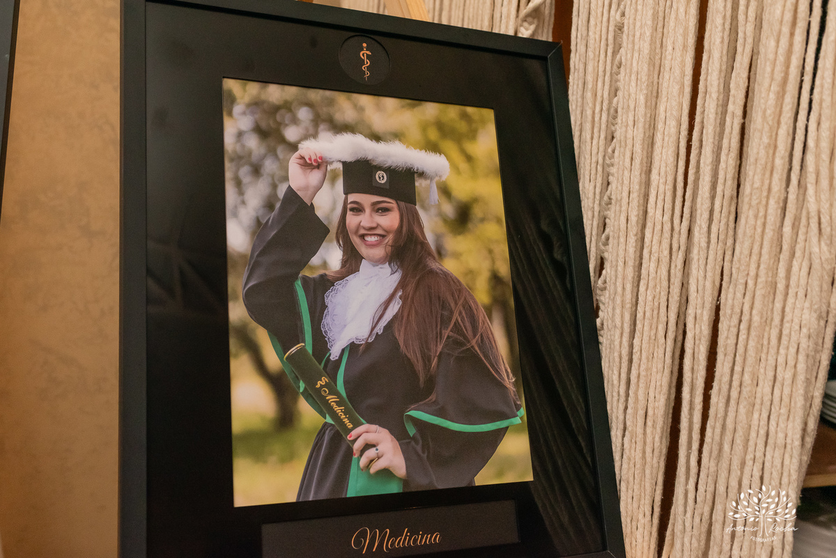 Formatura - Medicina - Maria Vitória - Ensaio de Meio Médico - Prova de Toga - Colação de Grau - Recepção de Formatura - Conquista - Emoção - Fotografia de Formatura - Memórias - Família - Celebração - Gratidão - Antonio Rocha Fotografias - Pelotas - Mavi