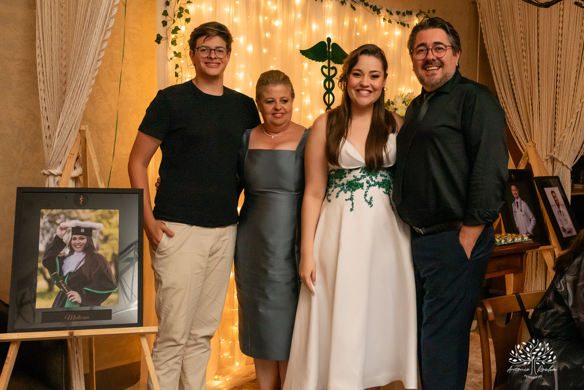 Formatura - Medicina - Maria Vitória - Ensaio de Meio Médico - Prova de Toga - Colação de Grau - Recepção de Formatura - Conquista - Emoção - Fotografia de Formatura - Memórias - Família - Celebração - Gratidão - Antonio Rocha Fotografias - Pelotas - Mavi