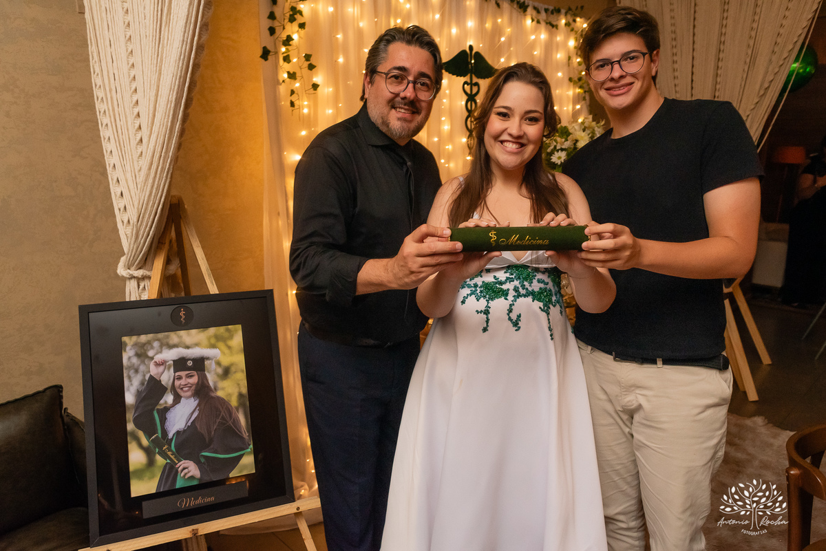 Formatura - Medicina - Maria Vitória - Ensaio de Meio Médico - Prova de Toga - Colação de Grau - Recepção de Formatura - Conquista - Emoção - Fotografia de Formatura - Memórias - Família - Celebração - Gratidão - Antonio Rocha Fotografias - Pelotas - Mavi