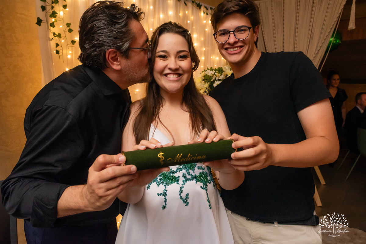 Formatura - Medicina - Maria Vitória - Ensaio de Meio Médico - Prova de Toga - Colação de Grau - Recepção de Formatura - Conquista - Emoção - Fotografia de Formatura - Memórias - Família - Celebração - Gratidão - Antonio Rocha Fotografias - Pelotas - Mavi