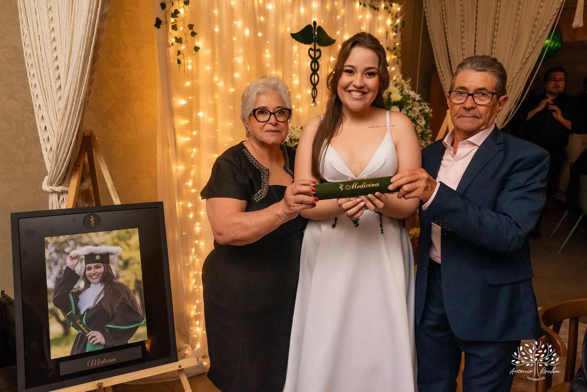 Formatura - Medicina - Maria Vitória - Ensaio de Meio Médico - Prova de Toga - Colação de Grau - Recepção de Formatura - Conquista - Emoção - Fotografia de Formatura - Memórias - Família - Celebração - Gratidão - Antonio Rocha Fotografias - Pelotas - Mavi